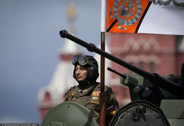 Dzie? Zwyci?stwa w MoskwieA Russian serviceman stands in a military vehicle rolling during the Victory Day military parade in Moscow, Russia, Monday, May 9, 2022, marking the 77th anniversary of the end of World War II. (AP Photo/Alexander Zemlianichenko)AP