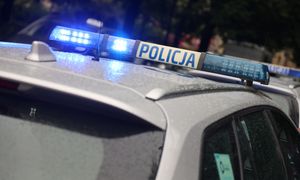 Sceny jak z filmu sensacyjnego. Mężczyzna wyrzucony z jadącego auta