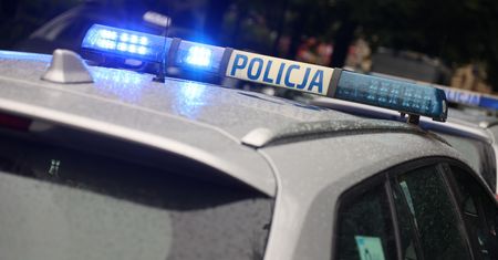 Sceny jak z filmu sensacyjnego. Mężczyzna wyrzucony z jadącego auta