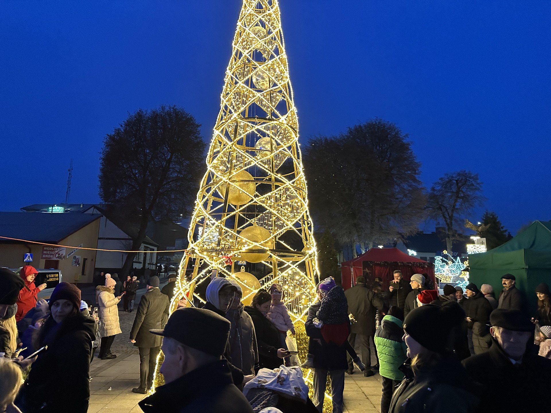 Rynek zdobi choinka, którą rozświetlono w niedziele 7 grudnia