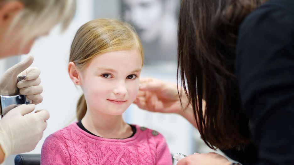 Przekłuwanie uszu dziecku powinno być przemyślaną decyzją