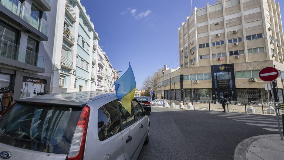 Na zdjęciu antywojenny protest pod rosyjską ambasadą w Lizbonie