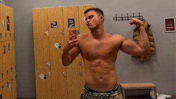 Figlarny Adam Zdrójkowski wodzi fanki na pokuszenie. Zrzucił koszulkę i zaprezentował muskuły
