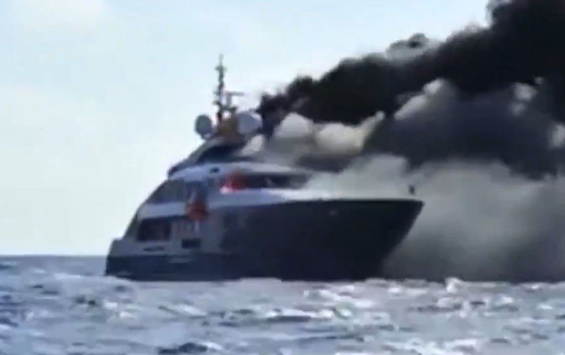 Wielki pożar zatopił luksusowy jacht we Włoszech. Jest nagranie