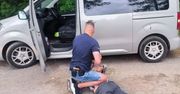 Ukradł mu torbę, potem odjechał jego autem, obrobił mieszkanie i szantażował żonę. Skończył skuty na glebie