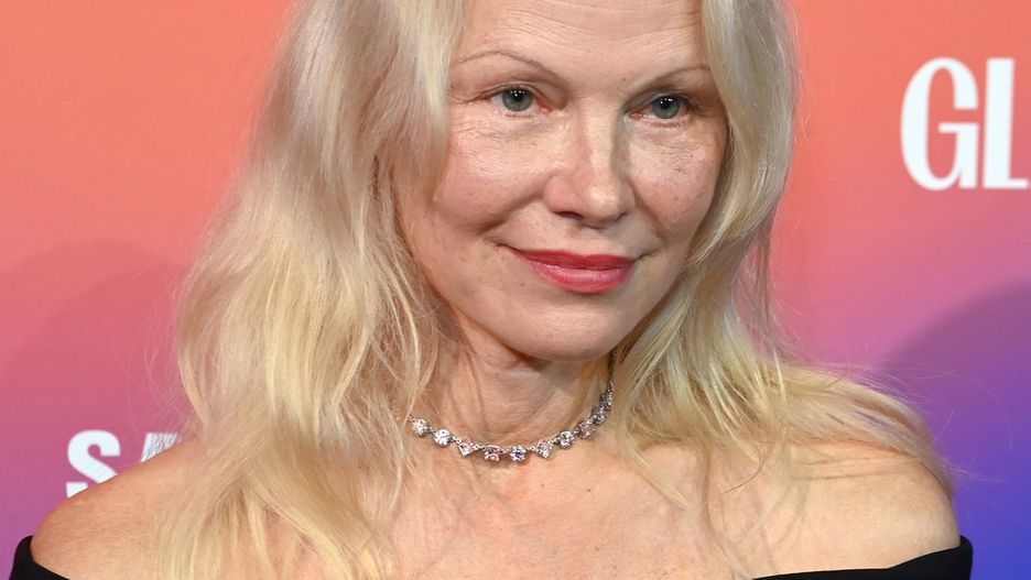 Pamela Anderson w klasycznej sukience