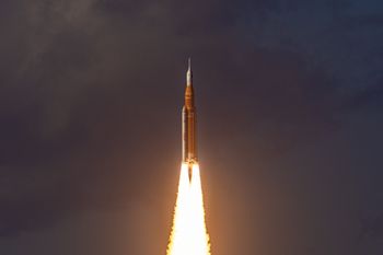 Artemis II w pobliżu księżyca. Oglądaj na żywo