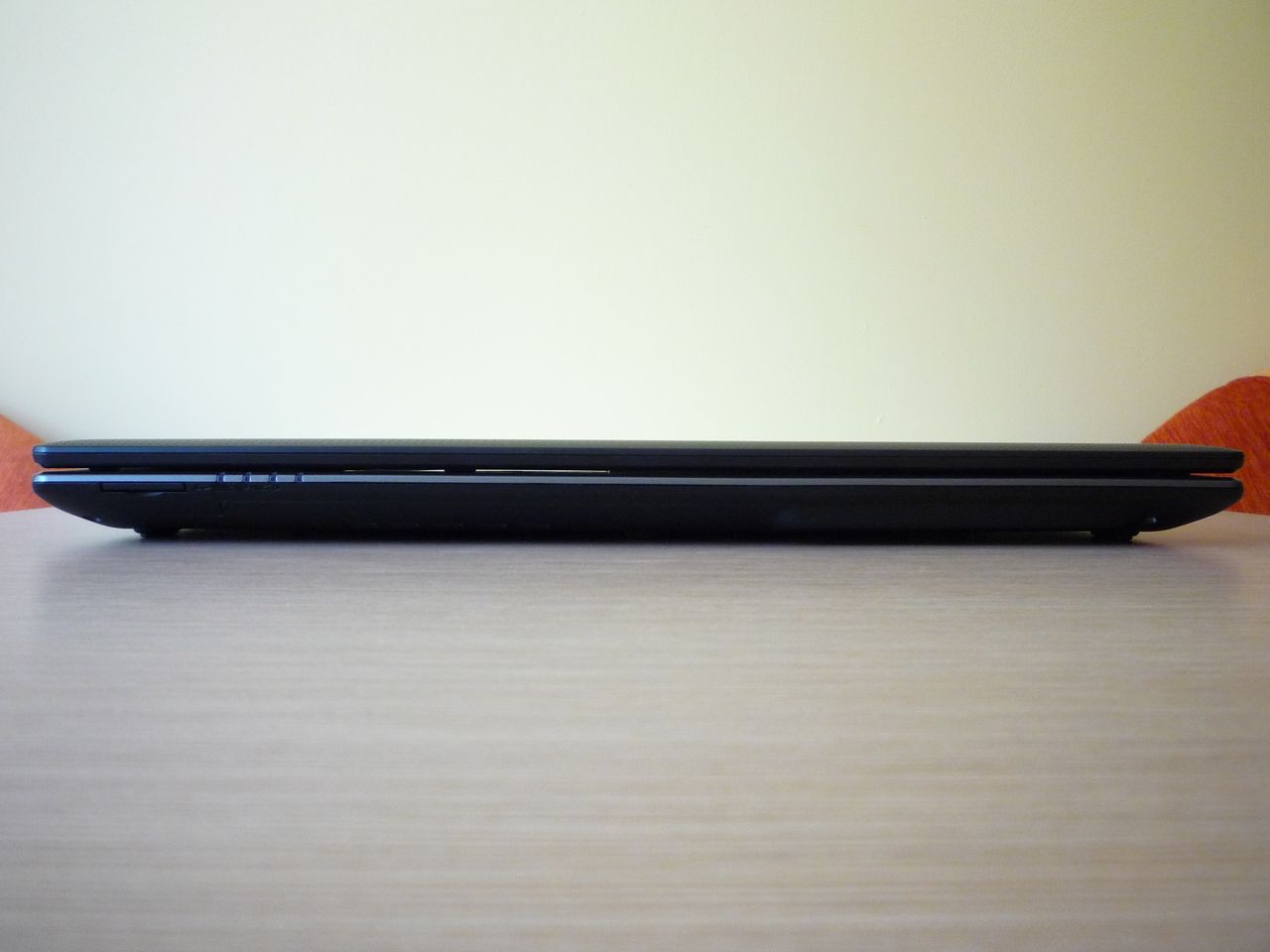 Acer Aspire 5560G - front (po lewej slot czytnika kart pamięci)