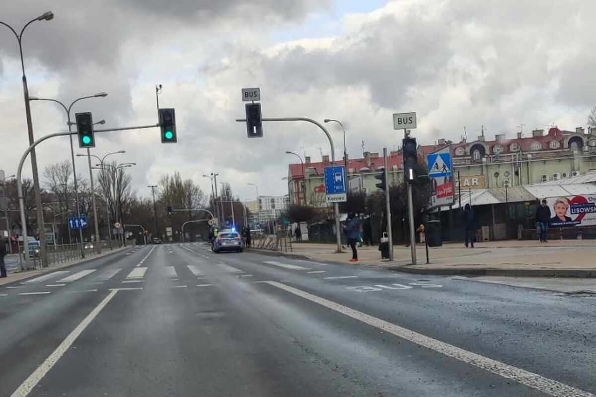 Rover wjechał w barierki na al. Tysiąclecia