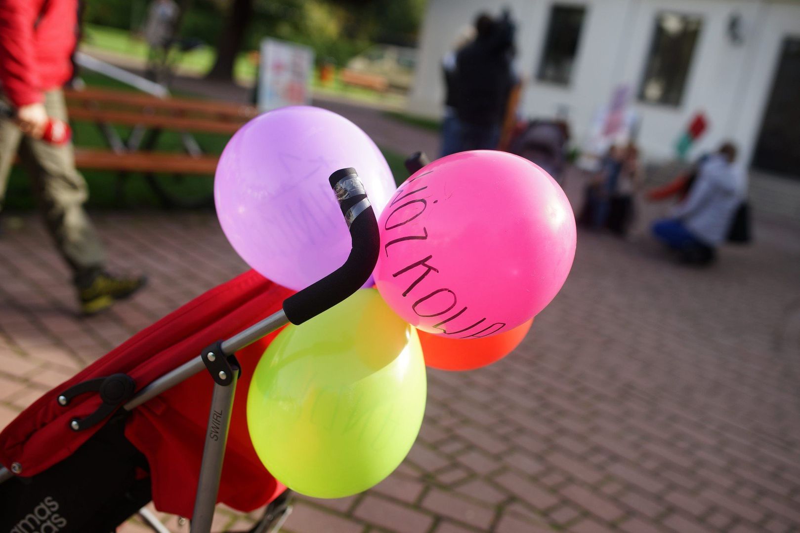Z okazji 50-lecia Dworku i Dnia Dzielnicy IV Prądnik Biały, 24–25 maja przy ul. Papierniczej 2 w Krakowie odbędzie się wyjątkowe wydarzenie!Sobota (24.05): pokazy służb mundurowych, rodzinne animacje, koncert Orkiestry Wojskowej oraz wieczorny występ zespołu Ørganek.  Niedziela (25.05): Dzień Dziecka z koncertem Małe TGD, dmuchańcami, warsztatami, grami i zabawami plenerowymi.Do zdobycia także „Spacerownik prądnicki”! 🎈 Wstęp wolny!