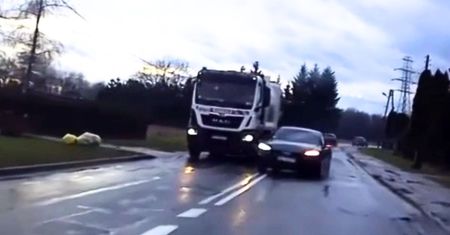 Bezmyślność kierowcy audi. Niebezpieczny manewr nagrany
