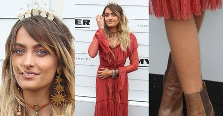Nieogolone nogi Paris Jackson na ściance w Australii