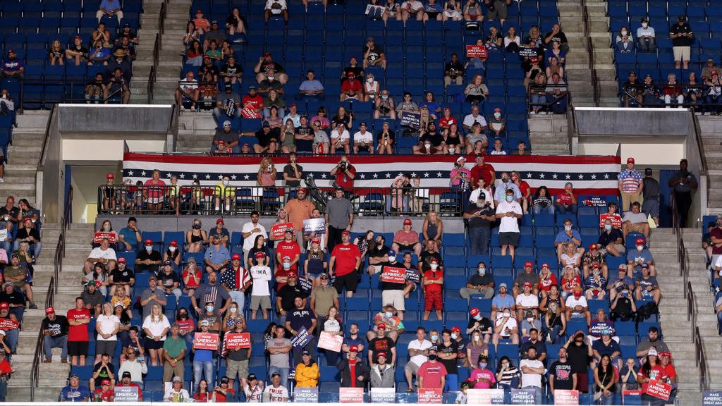 Puste miejsa na rajdzie Trumpa w Tulsa.