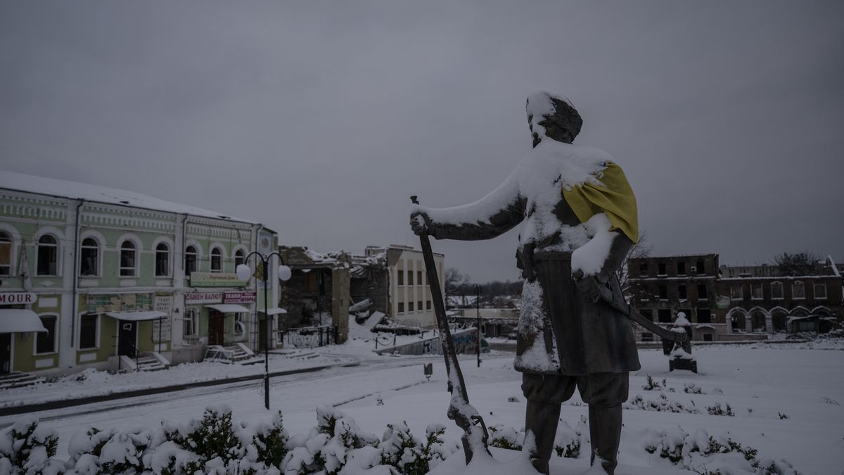 KUPYANSK, UKRAINE - NOVEMBER 21: A view of a snowy statue covered with the Ukrainian flag as the war between Russia and Ukraine continues in Kupyansk, Kharkiv, Ukraine on November 21, 2023. Kupyansk had over 20 thousand residents which had been reduced to 6 thousand due to the war. (Photo by Ozge Elif Kizil/Anadolu via Getty Images)