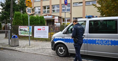 Tysiące skontrolowanych szkół i zatrzymania. Policjanci podsumowują