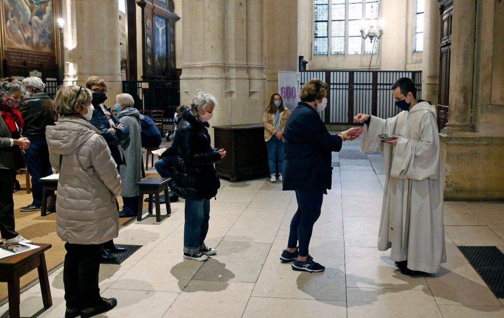 Restrykcje dotyczą również Kościoła