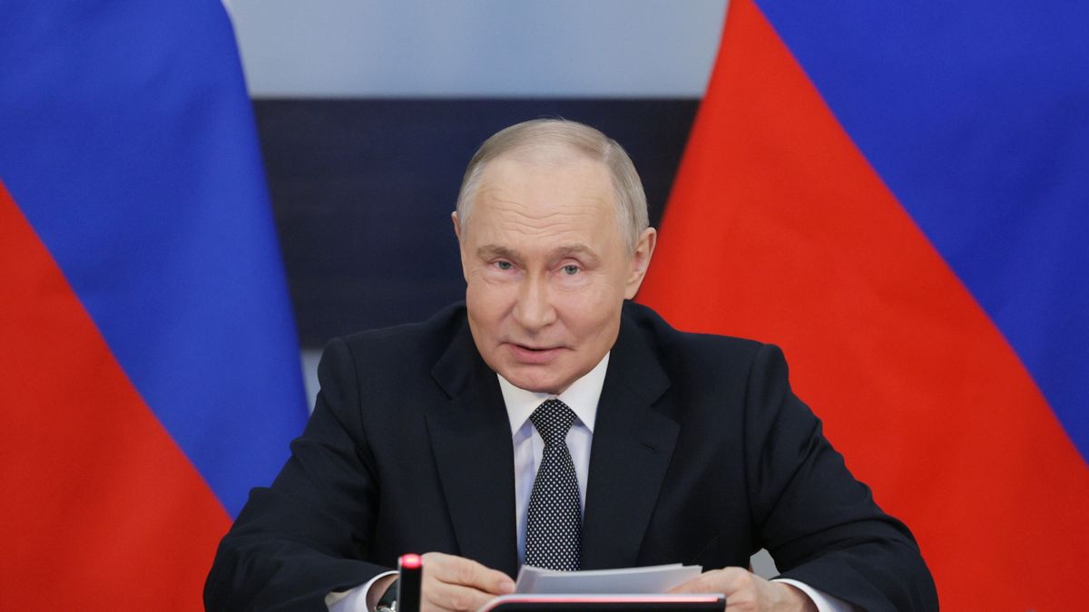 Russian President Vladimir Putin chairs a meeting to discuss development strategy for Russian Navy in the Admiralty building, in St. Petersburg, Russia, 11 April 2025. EPA/GAVRIIL GRIGOROV / SPUTNIK / KREMLIN POOL MADATORY CREDIT Dostawca: PAP/EPA.