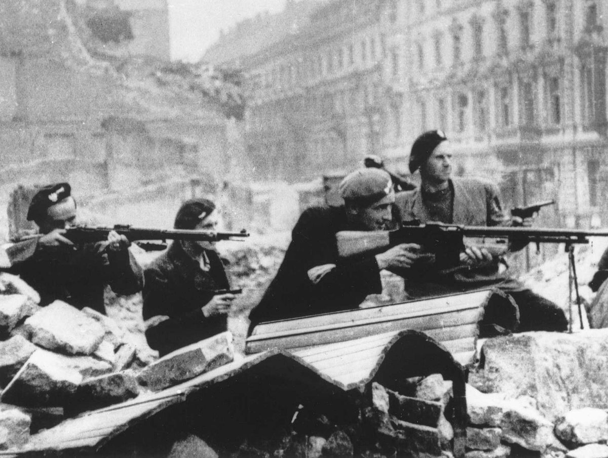 Żołnierze Armii Krajowej podczas Powstania Warszawskiego