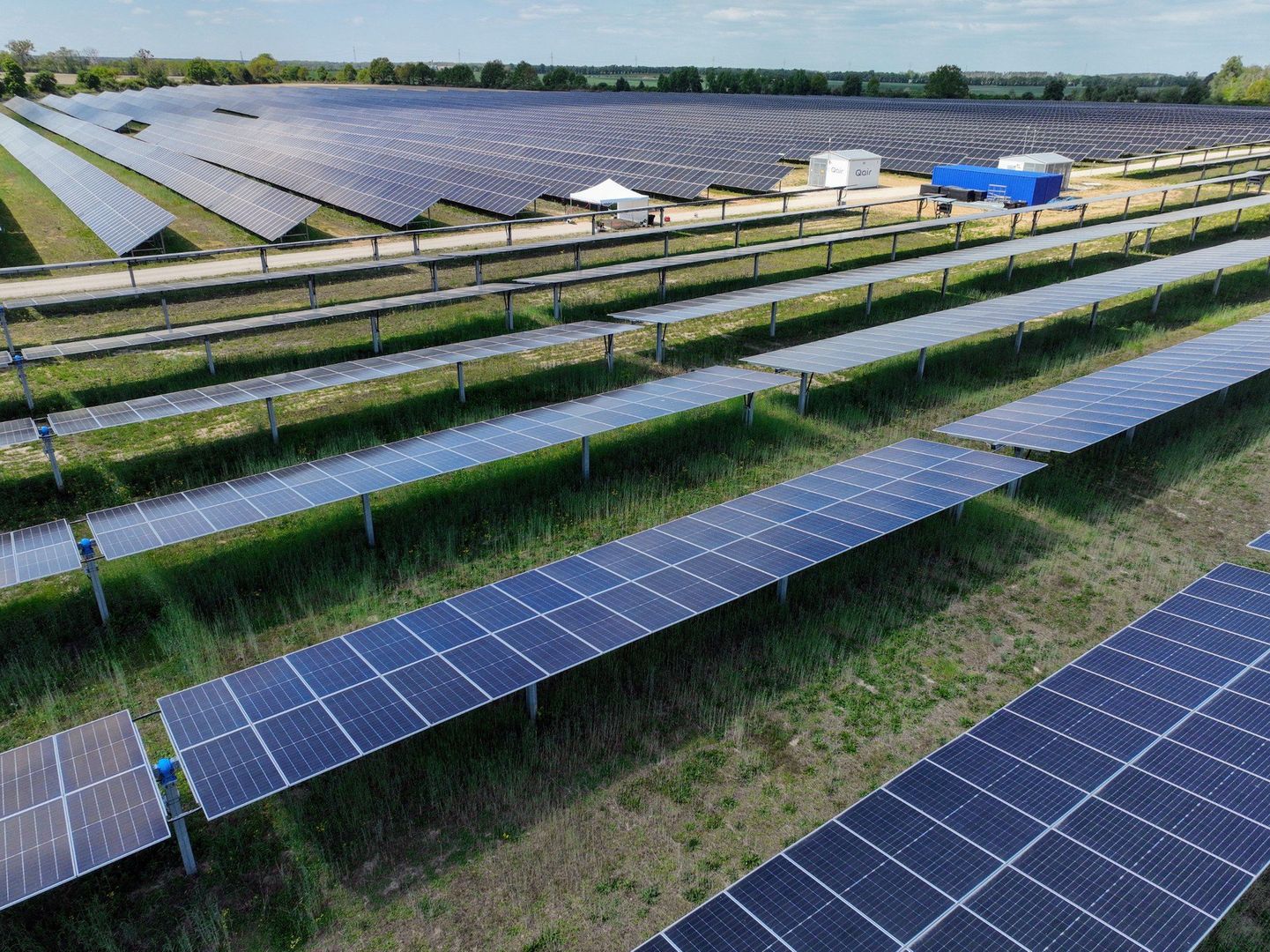 Farma fotowoltaiczna jest w stanie przez rok zasilać miasto wielkości Karpacza, bądź Łeby. Razem z planowanymi magazynami energii tego typu instalacje są w stanie wpłynąć na obniżenie cen prądu.