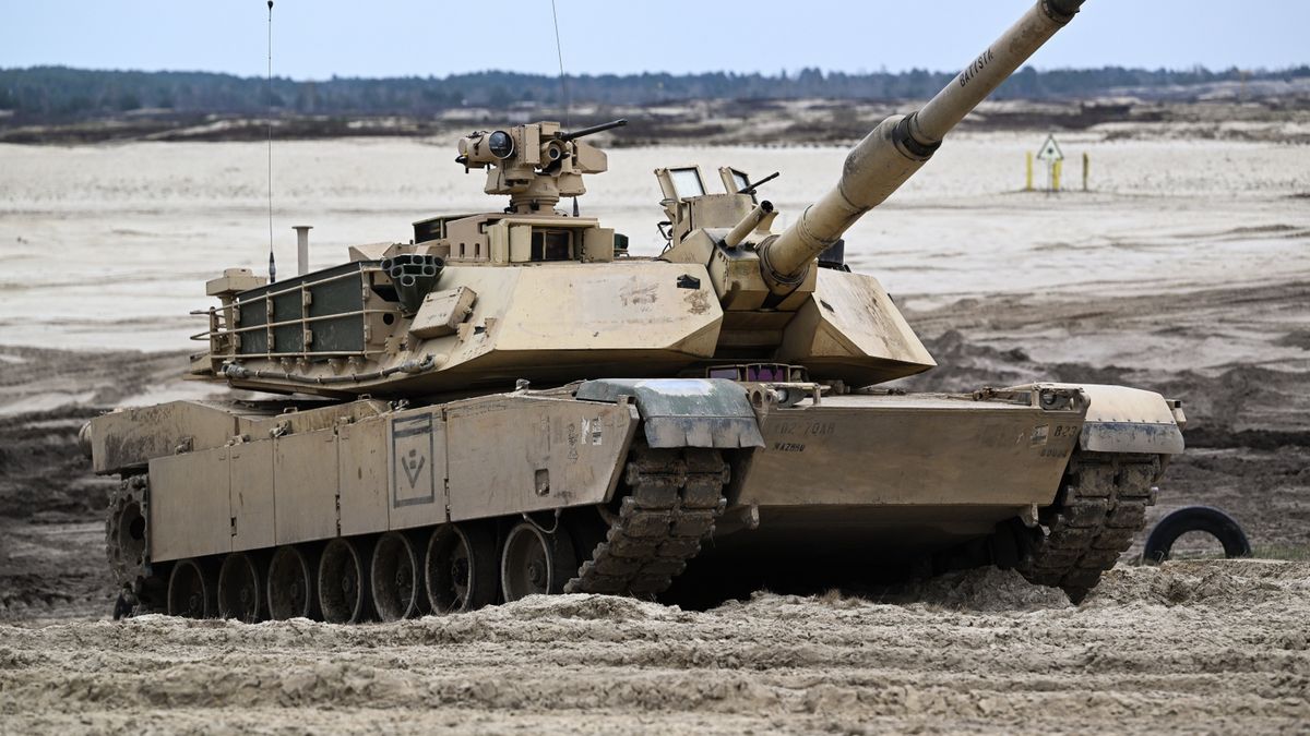 Czo�g Abrams
Nowa D�ba, 12.04.2023. Czo�g Abrams podczas szkolenia polskich i ameryka�skich �o�nierzy na poligonie w Nowej D�bie, 12 bm. (sko) PAP/Darek Delmanowicz
Darek Delmanowicz
czo�g�w Abrams, poligon, szkolenie, wojsko, �o�nierze