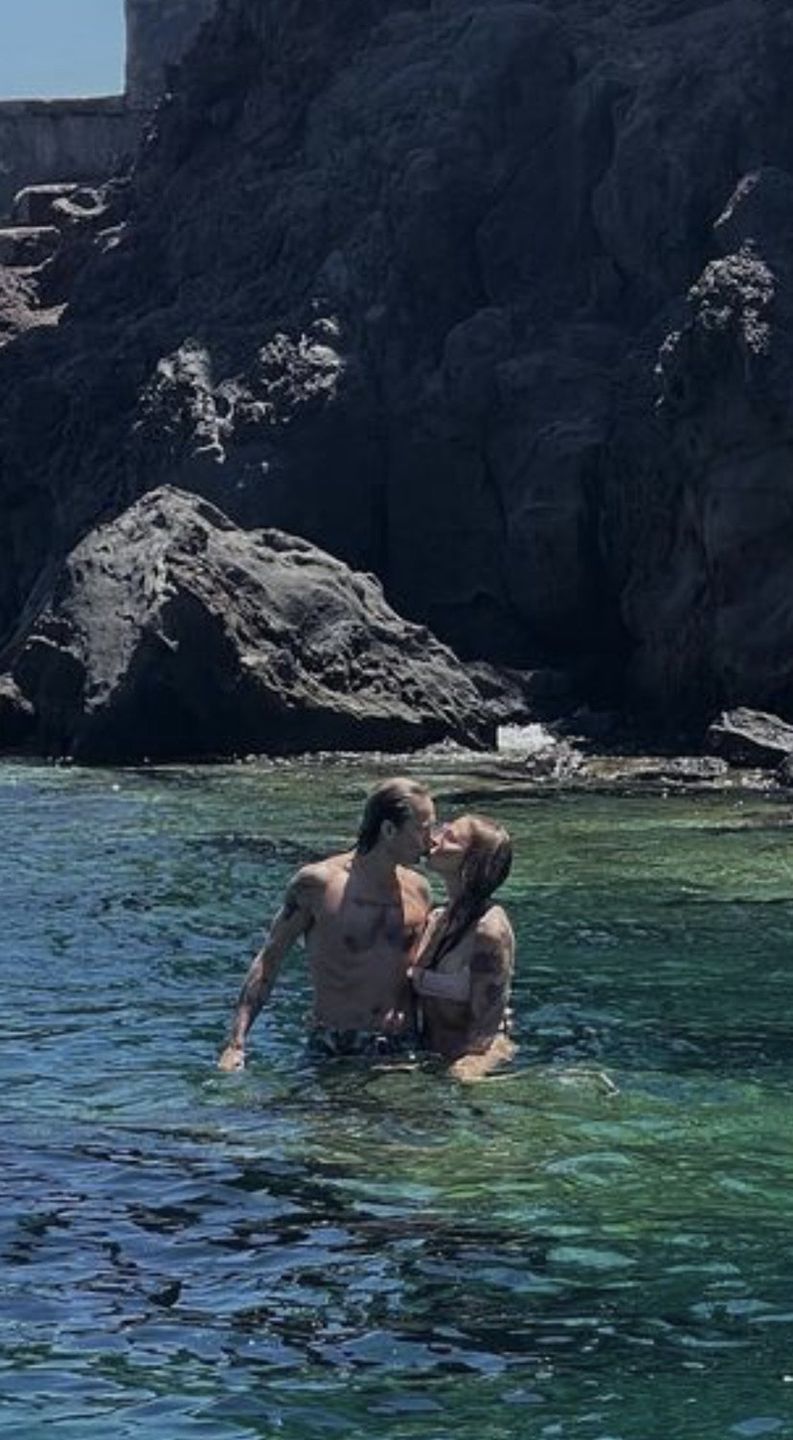 Wyzwolona Maja Sablewska pozuje TOPLESS i migdali się z Wojtkiem Mazolewskim w lazurowej wodzie