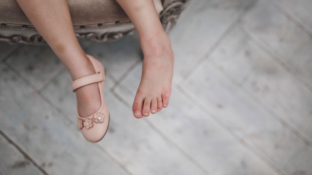 Jedną z przyczyn występowania odcisków na stopach jest niewłaściwe obuwie