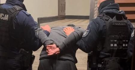 Poszukiwany siedmioma listami gończymi, ukrywał się latami. W końcu poszedł do lekarza