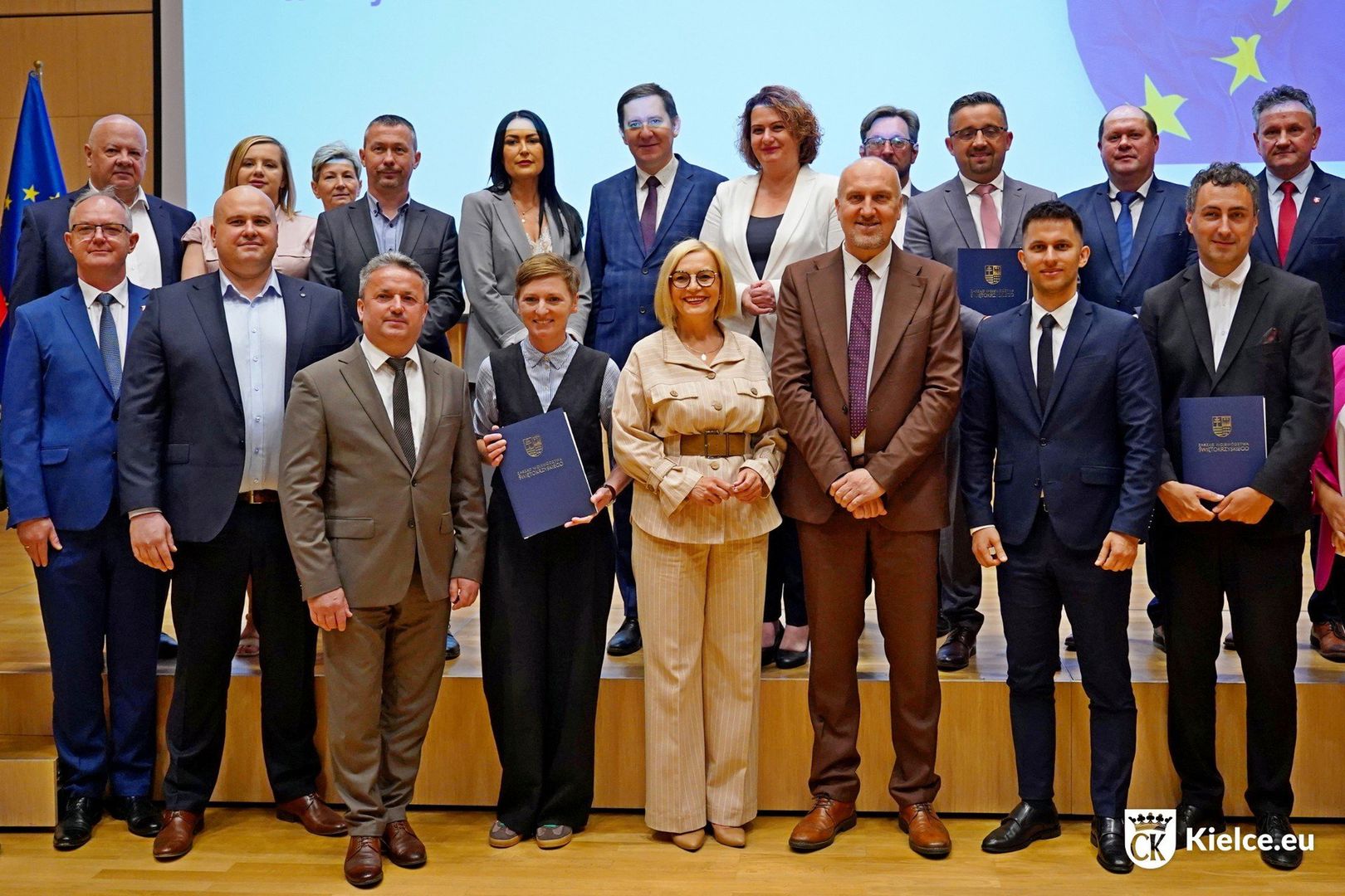 Projekt „Rozwój ruchu rowerowego i pieszego&#34; otrzymał ponad 16,6 mln zł z EFRR na budowę czterech odcinków dróg rowerowych o łącznej długości ponad 3 km. Infrastruktura powstanie na osiedlach Dąbrowa II (ul. Warszawska i Wincentego z Kielc), Czarnów (ul. Piekoszowska) oraz wzdłuż al. IX Wieków Kielc.