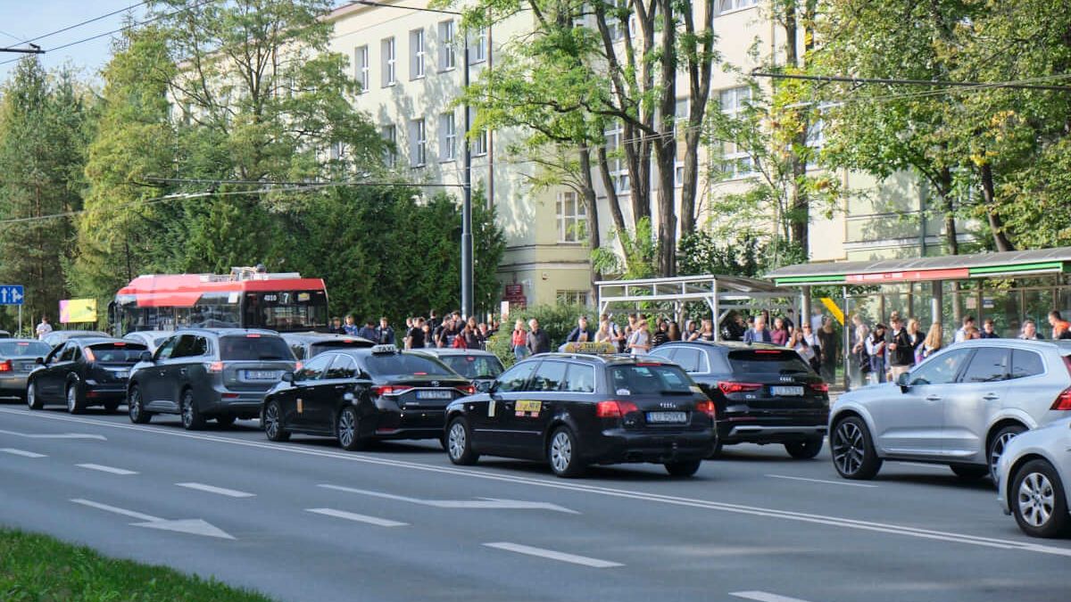 Samochody stojące w korku na Al. Racławickich