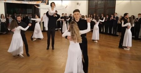 Maturzyści dali czadu. Nagranie krąży w sieci