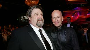 Bruce Willis pomagał mu na początku kariery. "Opiekował się mną"