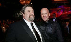 Bruce Willis pomagał mu na początku kariery. "Opiekował się mną"