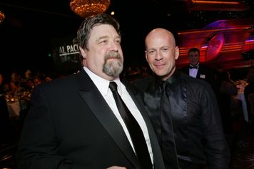 Bruce Willis pomagał mu na początku kariery. "Opiekował się mną"