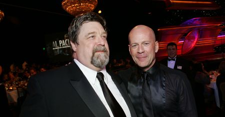 Bruce Willis pomagał mu na początku kariery. "Opiekował się mną"