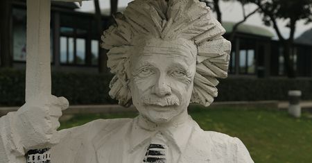 Einstein AI uczy się lepiej od studentów. Edukacja zmienia oblicze
