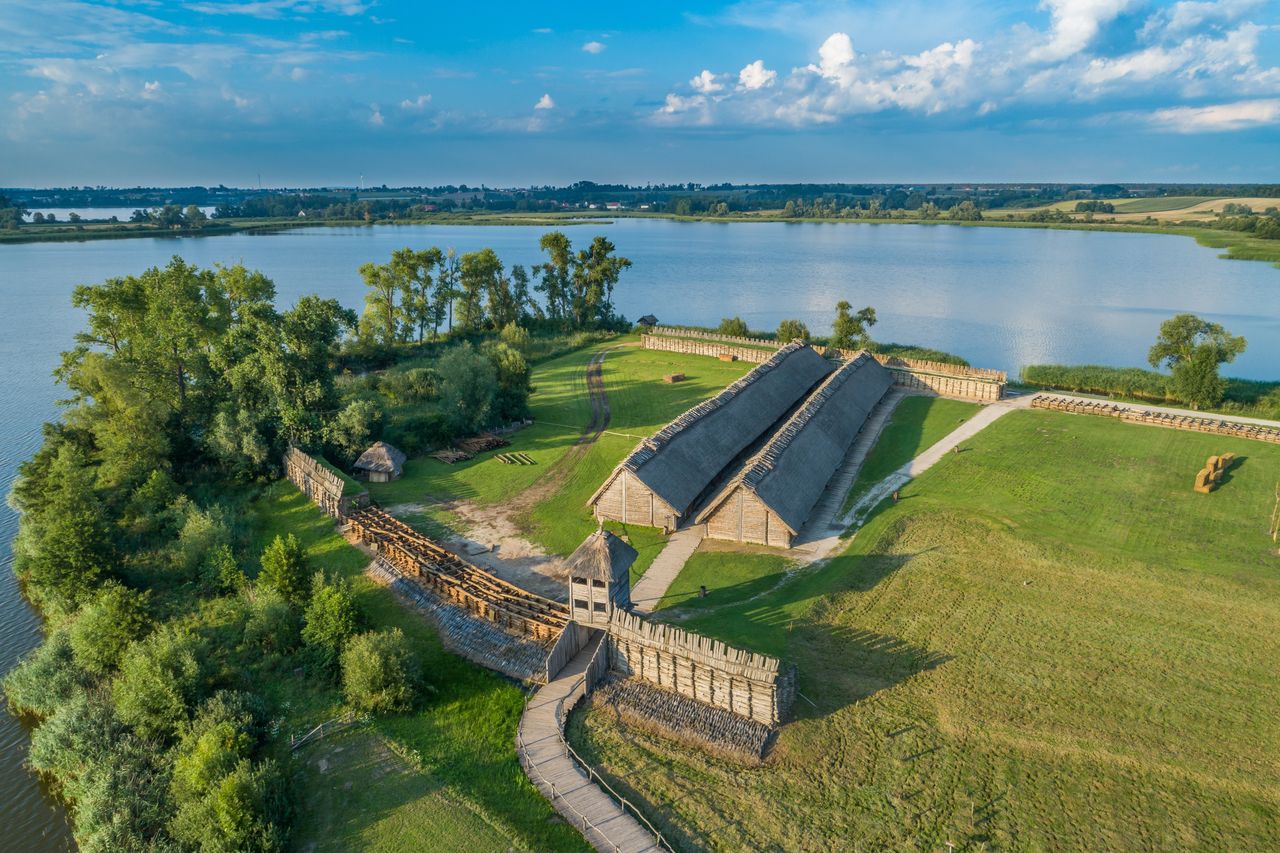 Skansen w Biskupinie jest niezwykle malowniczo położony