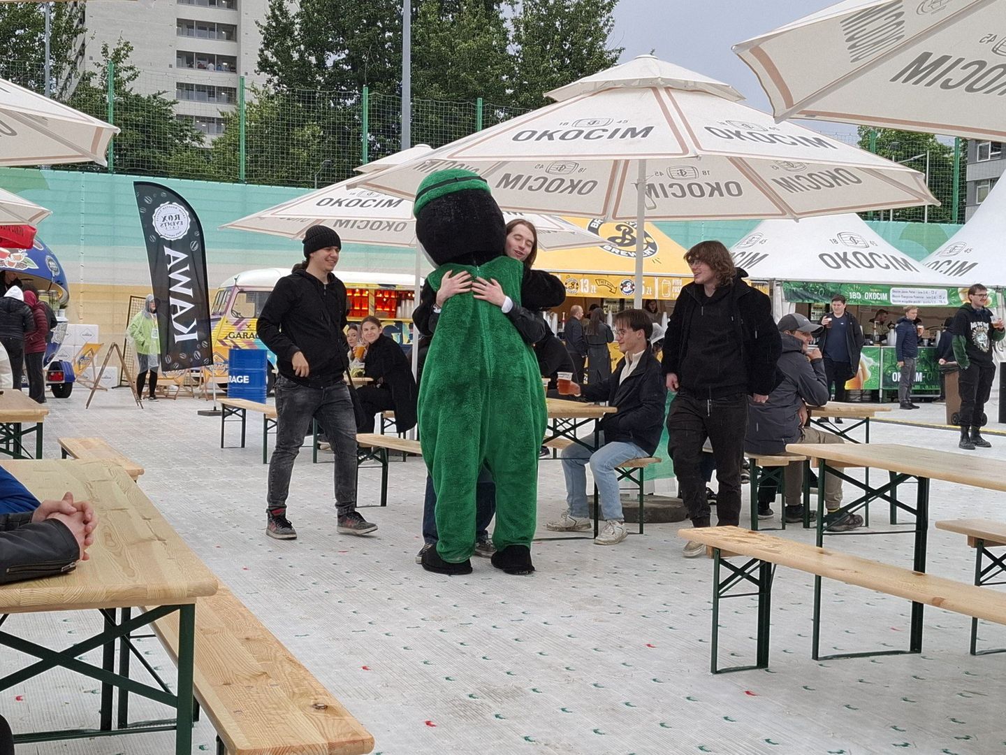 Tłumy studentów bawią się podczas Juwenaliów Krakowskich w Strefie Plaża AGH. Na scenie pojawili się kolejno: Pull The Wire, Kinny Zimmer, Tribbs, Wojtek Szumański oraz Bracia Figo Fagot