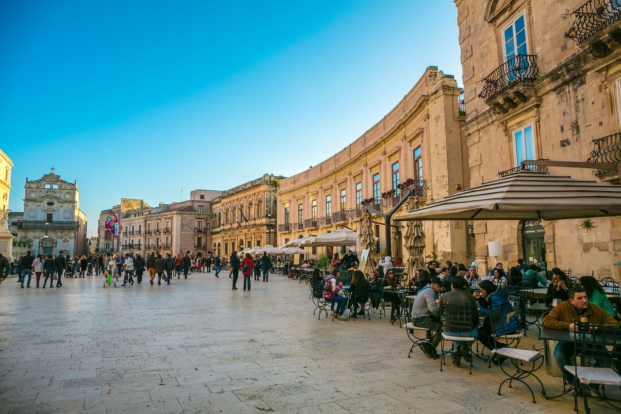 Lody w bułce i cycki św. Agaty. Turyści nie mogą się oprzeć