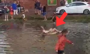 Sceny po ulewie. Urządzili sobie kąpielisko na ulicy