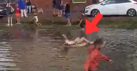 Sceny po ulewie. Urządzili sobie kąpielisko na ulicy
