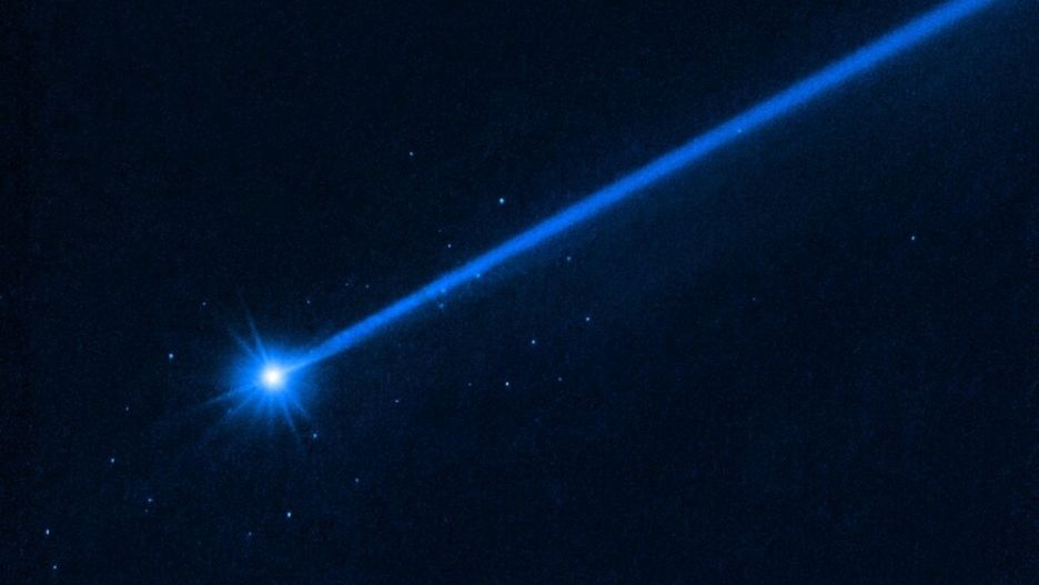 Asteroida Dimorphos. Małe plamki to głazy  rozrzucone przez DART