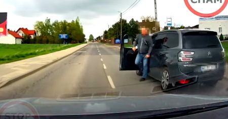 Wyskoczył z auta. Wtedy usłyszał: Mam nagranie z kamerki. Oto reakcja
