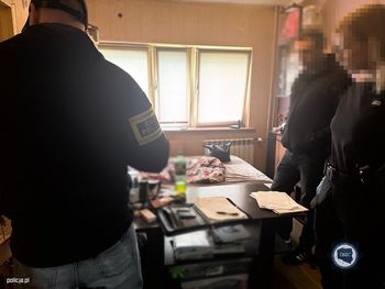 Rozbili grupę "przekrętów na akcje Skarbu Państwa". Policja zatrzymała "pralnię" kryptowalut