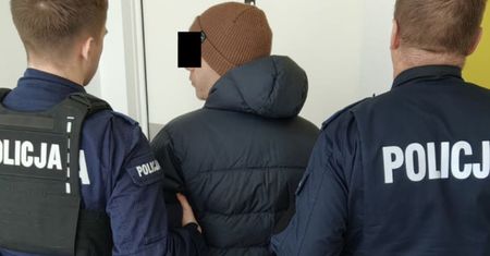 Nagie zwłoki 18-latki w kocu pod wersalką. Tragedia w Warszawie