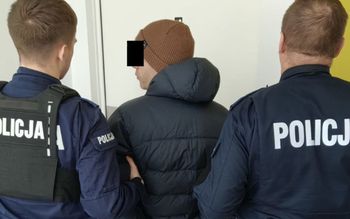 Nagie zwłoki 18-latki w kocu pod wersalką. Tragedia w Warszawie