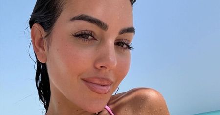 Georgina Rodriguez pozuje NAGO, zasłaniając się torebkami. Pomysłowe?