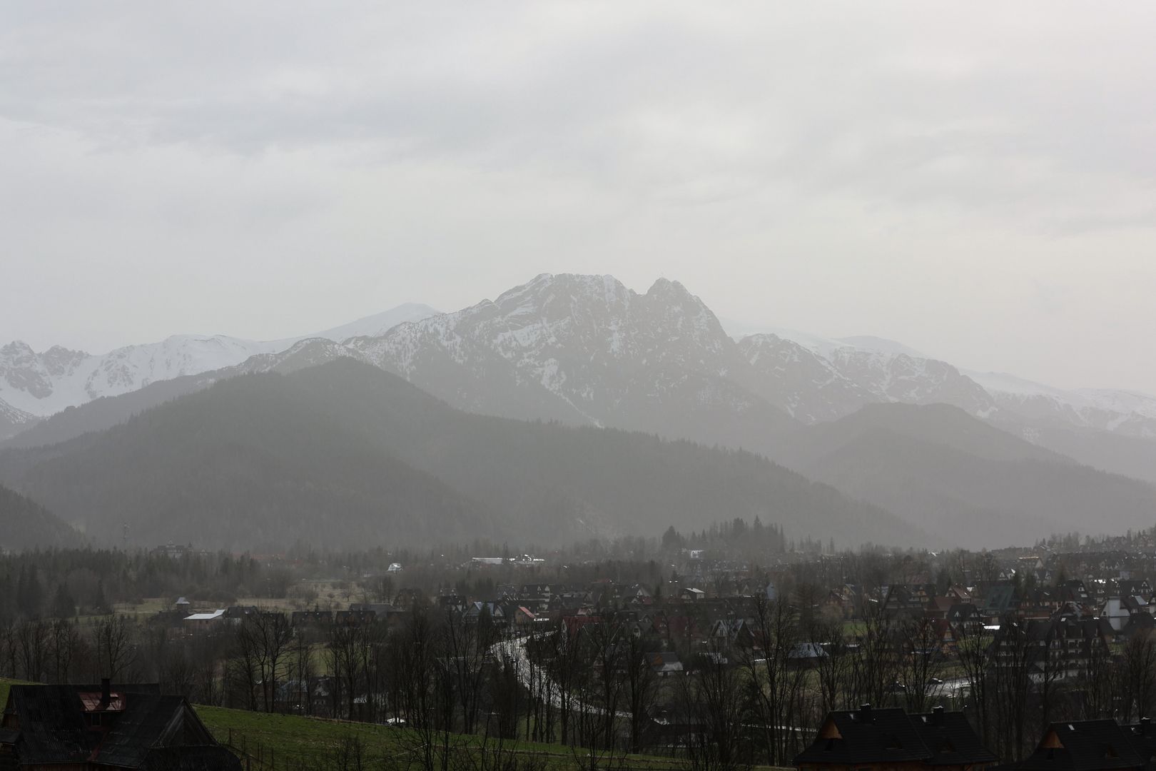 Niebo nabiera apokaliptycznego charakteru. Kulminacja zjawiska nad Tatrami