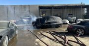 Tesla od miesięcy stała na złomowisku. Nagle auto zaczęło się palić