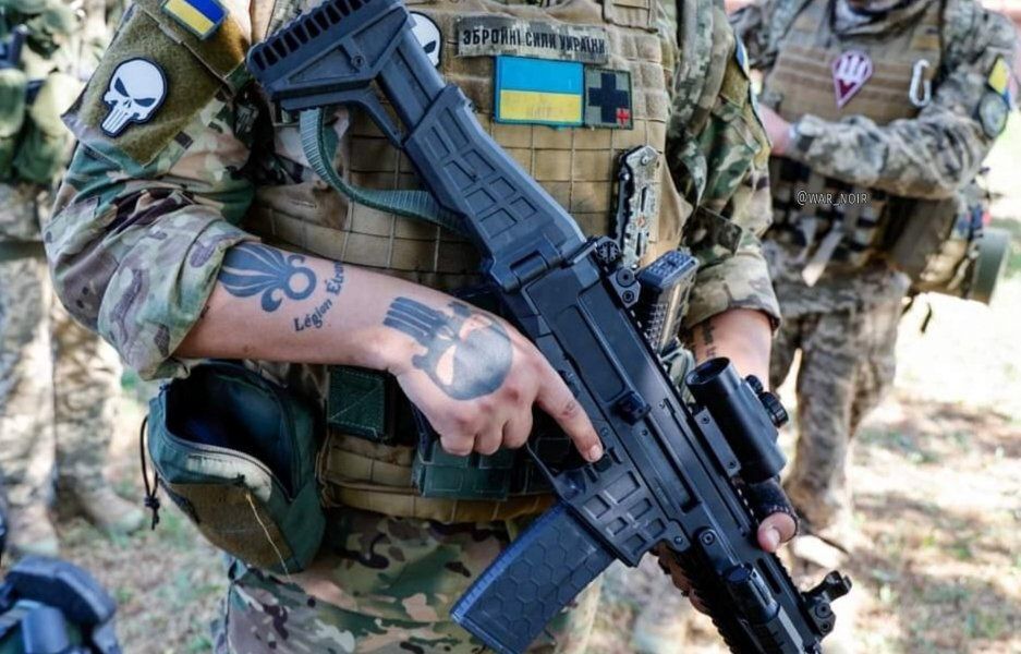 Ukraiński żołnierz z karabinkiem CZ-806 BREN-2.