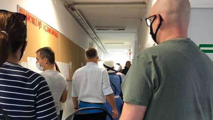 Wybory 2020. Przed wieloma lokalami ustawiają się kolejki